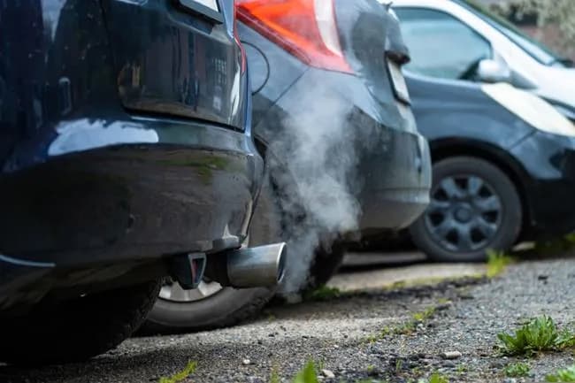 Jak zmniejszyć emisję CO2 w samochodzie i wybrać ekologiczny pojazd? Normy i porady