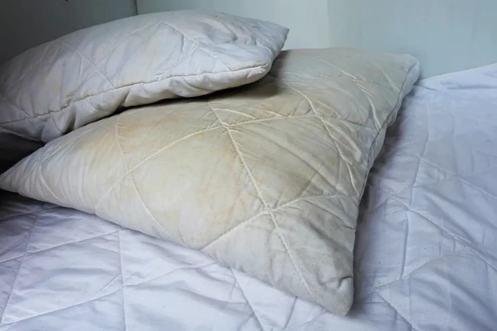 Gdzie wyrzucić poduszki? 5 sposobów na pozbycie się starych