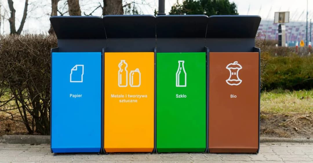Jakie kolory mają kosze na śmieci i co wrzucać do każdego z nich?