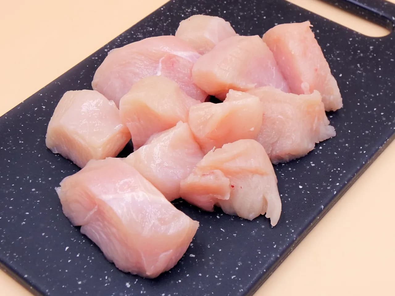 Jak bezpiecznie wyrzucić surowe mięso: Zasady i przepisy prawne