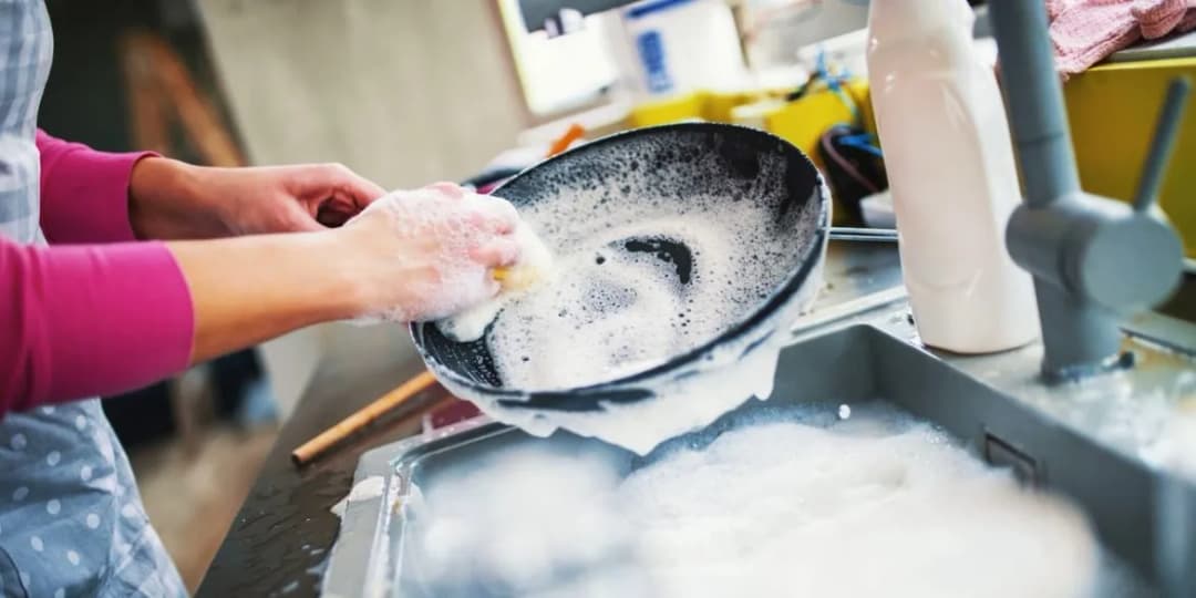 Jak prawidłowo wyrzucić patelnię teflonową? Poradnik recyklingu