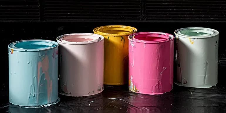 Jak bezpiecznie wyrzucić stare farby? Poznaj ekologiczne metody