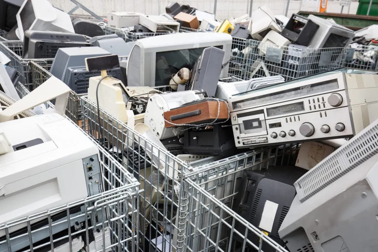 Gdzie wyrzucać elektrośmieci? Sprawdź, jak uniknąć kary i chronić środowisko